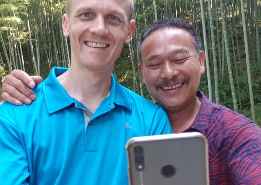 Selfie im Wald (mit dem Chef des Rohmaterial-Werks unseres Bambuslieferanten